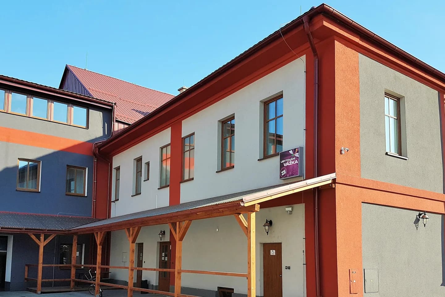 Penzion Vážka z ulice Olomoucká — vstup s dřevěným přístřeškem